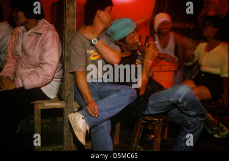 Mont Diwata, Mindanao, Philippines. Vous pourrez vous détendre dans les bars de mineurs à la fin d'une dure journée. Banque D'Images