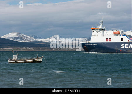 Carlingford Lough, Irlande du Nord, Royaume-Uni. 4 avril, 2013. Le temps ensoleillé se poursuit sur le Carlingford Lough aujourd'hui bien qu'il faudra du temps jusqu'à ce que le dégel enneigés des montagnes de Mourne. L'Irlande du Nord a vu froid mais les conditions lumineuses depuis plusieurs jours. Lee Thomas / Alamy Live News Banque D'Images