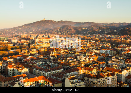 Vue de la ville de Turin depuis le sommet de la Mole Antonelliana, avec la colline de Superga en arrière-plan. Banque D'Images