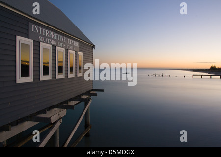 Busselton Jetty brille tôt le matin à la lumière à Busselton, Australie occidentale, Australie Banque D'Images