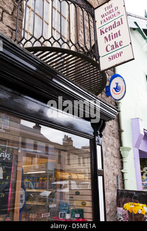 Kendal Mint cake shop in Kendal Cumbria, UK, en Angleterre à l'extérieur de la façade extérieure avant de signer Banque D'Images