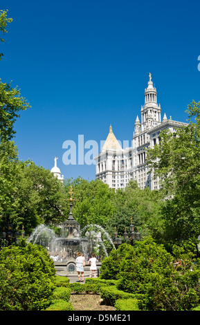 City Hall Park, avec fontaine et Manhattan Municipal Building en arrière-plan, la ville de New York. Banque D'Images