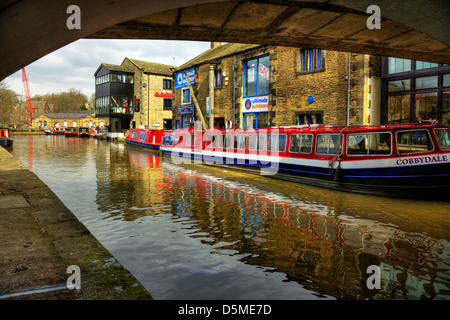 Bateaux péniches étroites sur Skipton Leeds et Liverpool canal sur la rivière Aire barge bateaux amarrés et navigation vers l'aval Banque D'Images