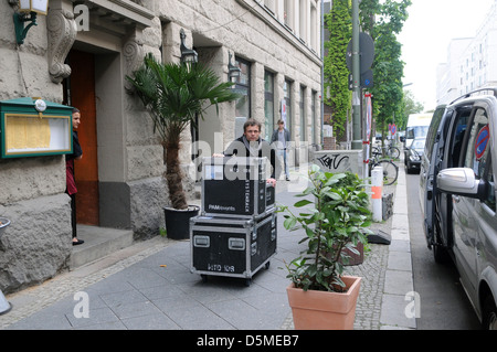 Bono Vox de U2 à l'extérieur de Meistersaal où la chanteuse est filmer avec son groupe. Berlin, Allemagne - 03.05.2011 Ben Banque D'Images