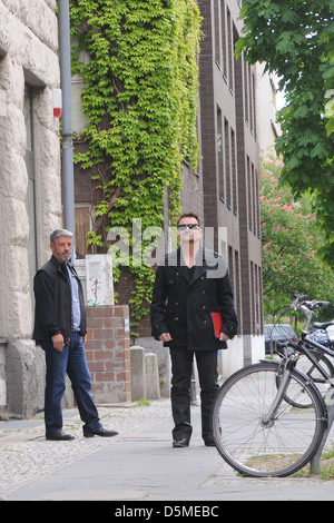 Bono Vox de U2 à l'extérieur de Meistersaal où la chanteuse est filmer avec son groupe. Berlin, Allemagne - 03.05.2011 Banque D'Images