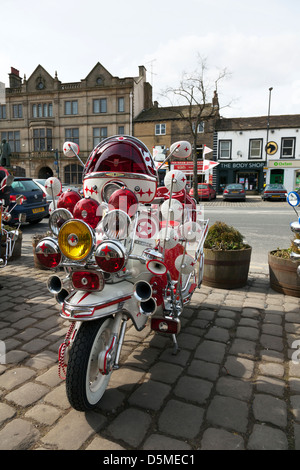 Scooters Lambretta sans rouler polies avec de nombreux miroirs et lumières dans Yorkshire Angleterre Skipton Banque D'Images