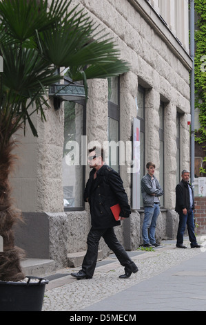 Bono Vox de U2 à l'extérieur de Meistersaal où la chanteuse est filmer avec son groupe. Berlin, Allemagne - 03.05.2011 Banque D'Images