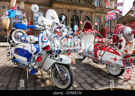 Scooters Lambretta sans rouler polies avec de nombreux miroirs et lumières dans Yorkshire Angleterre Skipton Banque D'Images