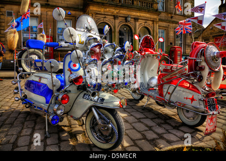 Scooters Lambretta sans rouler polies avec de nombreux miroirs et lumières dans Yorkshire Angleterre Skipton Banque D'Images