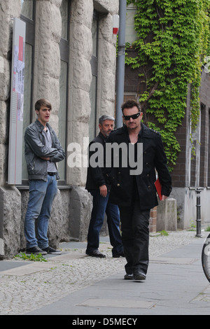 Bono Vox de U2 à l'extérieur de Meistersaal où la chanteuse est filmer avec son groupe. Berlin, Allemagne - 03.05.2011 Banque D'Images