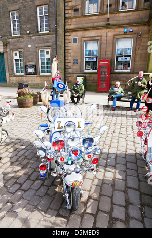 Scooters Lambretta sans rouler polies avec de nombreux miroirs et lumières en Skipton, Yorkshire Angleterre mods sat en attente Banque D'Images