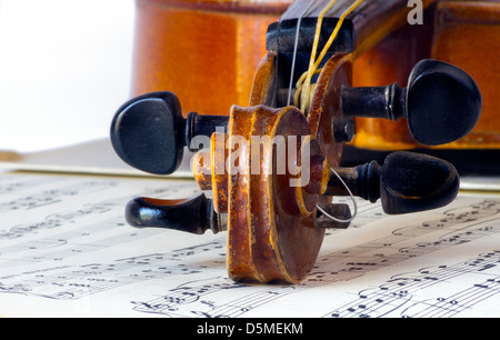 Libre d'une vue frontale d'un violon et d'une feuille de musique Banque D'Images