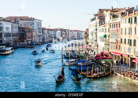 Grand Canal vu du Pont du Rialto (Ponte di Rialto). Banque D'Images