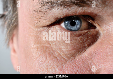 Partie d'un visage de l'homme à l'œil bleu Banque D'Images