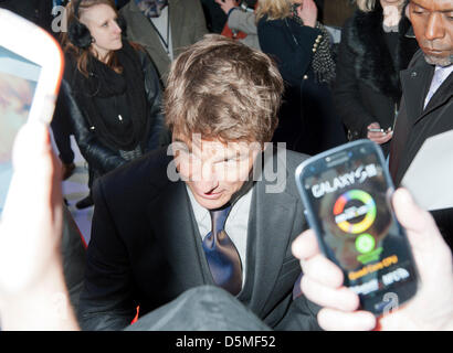 Londres, Royaume-Uni. Le 4 avril 2013. Premiere film Oblivion Tom Cruise, signe des autographes. Banque D'Images