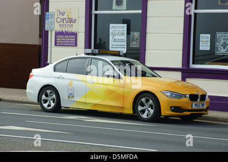 Nouvelle BMW voiture quatre portes stationnés illégalement sur une rue Banque D'Images