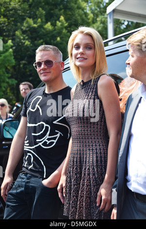 Giles Deacon et Jessica Stam chez Mercedes-Benz Fashion Week Berlin Printemps/Été 2012 - Les arrivées à la Tente à la mode Banque D'Images