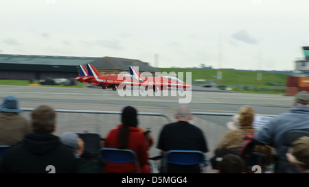 Des flèches rouges RAF décoller airshow regarder les gens Banque D'Images