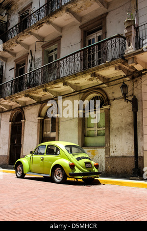 Une vieille Coccinelle reposant elle-même en face d'un bâtiment colonial plein de caractère. La partie coloniale de la ville de Panama, Casco Viejo. Banque D'Images