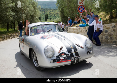 L'Europe, Italie, Toscane, Monteriggioni, 1000 miles, voitures anciennes, Porsche Banque D'Images