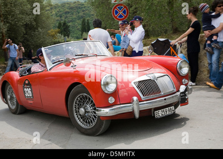 L'Europe, Italie, Toscane, Monteriggioni, 1000 miles, voitures anciennes, mg Banque D'Images