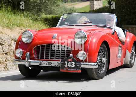 L'Europe, Italie, Toscane, Monteriggioni, 1000 miles, voitures anciennes, triumph Banque D'Images