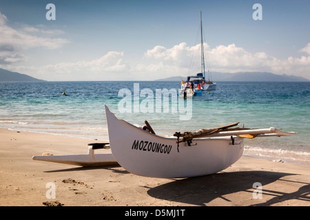 Madagascar, Nosy Be, Nosy Tanikely, Réserve Marine plage principale, pirogues à balancier avec bateau Banque D'Images