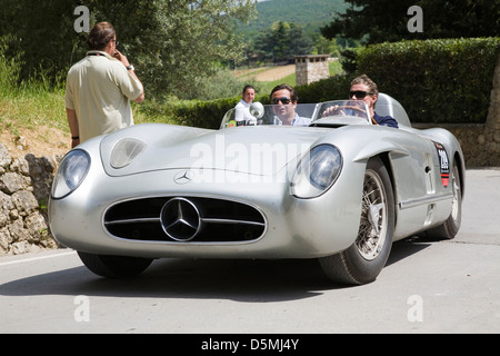 L'Europe, Italie, Toscane, Monteriggioni, 1000 miles, voitures anciennes, mercedes Banque D'Images