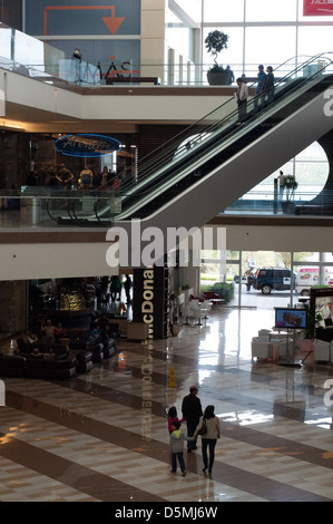 Luxurious Shopping Mall Multiplaza Escazu dans les banlieues riches de San José Costa Rica a 365 magasins de luxe Banque D'Images