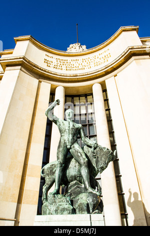 Statue en bronze d'hercule en face de Palais de Chaillot, sculptée par Albert Pommier. Banque D'Images