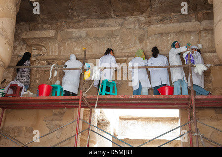 Les archéologues égyptiens à Louxor Egypte Banque D'Images