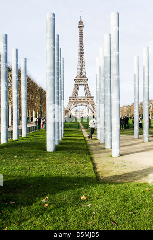 La Tour Eiffel vue depuis le monument du mur pour la paix (le mur pour la paix). Banque D'Images