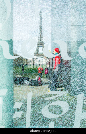 La Tour Eiffel vue depuis le monument du mur pour la paix (le mur pour la paix). Banque D'Images