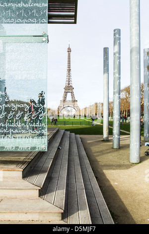 La Tour Eiffel vue depuis le monument du mur pour la paix (le mur pour la paix). Banque D'Images