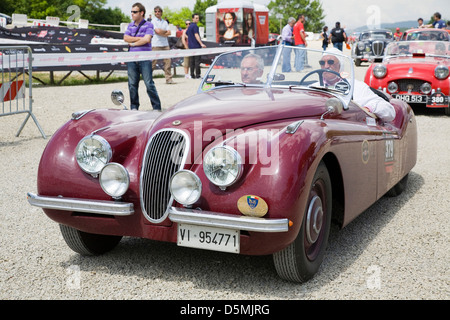 L'Europe, Italie, Toscane, Monteriggioni, 1000 miles, voitures anciennes, jaguar Banque D'Images