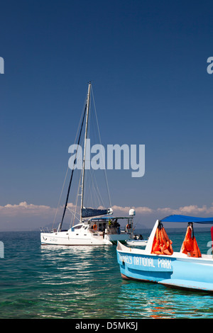 Madagascar, Nosy Be, Nosy Tanikely, main beach, parc national de voile et catamaran Banque D'Images