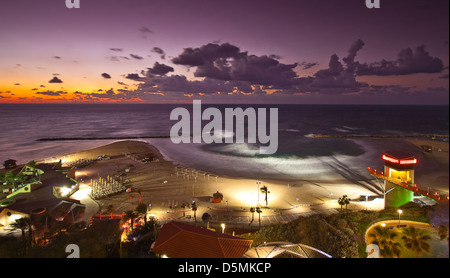 Crépuscule sur la mer Méditerranée, Israël, Natanya. Banque D'Images