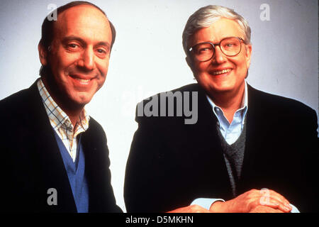 Le 4 avril 2013 - Le Prix Pulitzer, Roger Ebert, qui est mieux connu comme critique de films pour son TV show 'Siskel & Ebert au Cinéma" est décédée à Chicago en 70 après avoir combattu avec le cancer. Ebert avec Gene Siskel, créé des "deux pouces vers le haut" et "deux pouces vers le bas" système de notation pour les films. Sur la photo : 1er décembre 1991 - ''ISKEL EBERT & GENE SISKEL'' et Roger Ebert. Image Crédit : Crédit : Globe Photos/ZUMAPRESS.com/Alamy Live News Banque D'Images