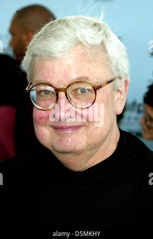 Le 4 avril 2013 - Le Prix Pulitzer, Roger Ebert, qui est mieux connu comme critique de films pour son TV show 'Siskel & Ebert au Cinéma" est décédée à Chicago en 70 après avoir combattu avec le cancer. Ebert avec Gene Siskel, créé des "deux pouces vers le haut" et "deux pouces vers le bas" système de notation pour les films. Sur la photo : 22 mars 2003 - Santa Monica, Californie, États-Unis - Roger Ebert à l'Independent Spirit Awards. Credit : Crédit : Henry McGeeGlobe ZUMAPRESS.com/Alamy/Photos Live News Banque D'Images