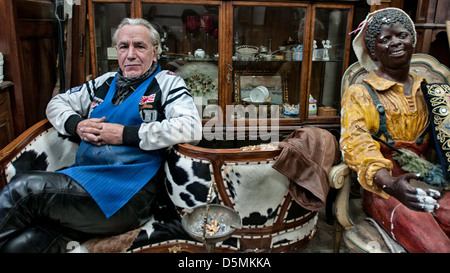 Un ancien courtier de marchandises dans son magasin de Naples (Italie) Banque D'Images