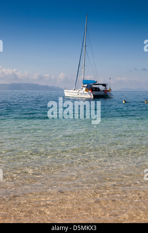 Madagascar, Nosy Be, Nosy Tanikely, Réserve Marine voile amarré au large de la plage principale Banque D'Images