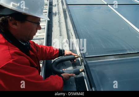 ALLEMAGNE Hambourg Bramfeld, installation du thermocollecteur solaire par Wagner Solar sur le toit de la maison de ville pour l'eau chaude, la transition énergétique, authentique Banque D'Images