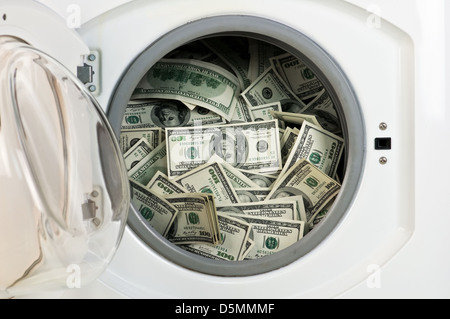 L'argent dans un lave-linge close up Banque D'Images