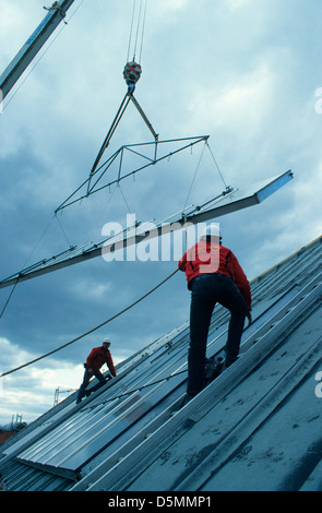 ALLEMAGNE Hambourg Bramfeld, installation du thermocollecteur solaire par Wagner Solar sur le toit de la maison de ville pour l'eau chaude, la transition énergétique, authentique Banque D'Images