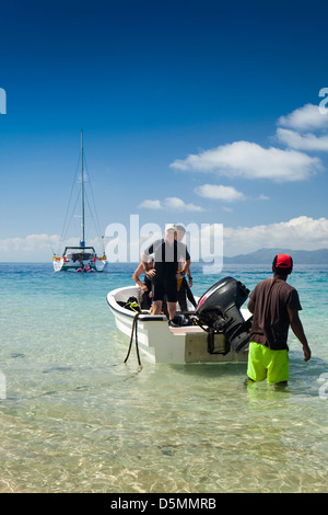 Madagascar, Nosy Be, Nosy Tanikely plongeurs l'île en bateau arrivant à main beach, Banque D'Images