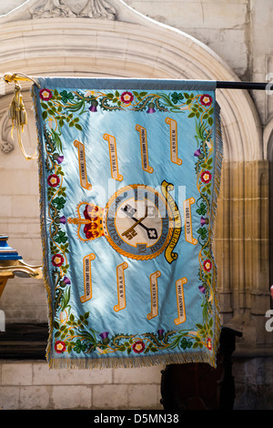 Norme de 16 Squadron de la Royal Air Force drapés dans honneur à Saint Omer Cathédrale, Normandie, France. Banque D'Images