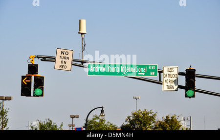 Plaque de rue avec feu de circulation et de caméra de vidéosurveillance à Atlanta, Géorgie Banque D'Images