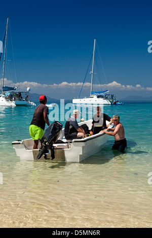 Madagascar, Nosy Be, l'île de Nosy Tanikely plongeurs en bateau plage principale, Banque D'Images