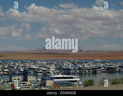 Ciel bleu nuages blancs, vue vers Lechee Hill et Navajo Power Station, bateaux amarrés Wahweap Marina, le Lac Powell, Arizona, États-Unis Banque D'Images