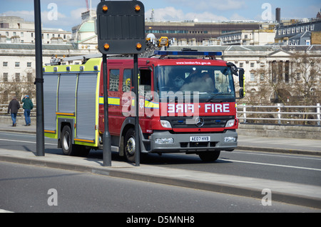 Fire Engine crossing Waterloo Bridge dans le centre de Londres. Banque D'Images